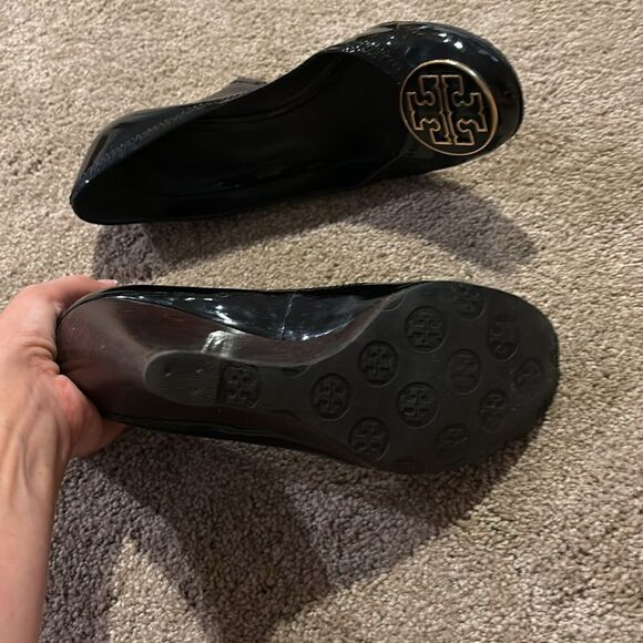 Tory Burch Sophie wedge black patent leather with gold monogram sz 9 - Picture 3 of 4